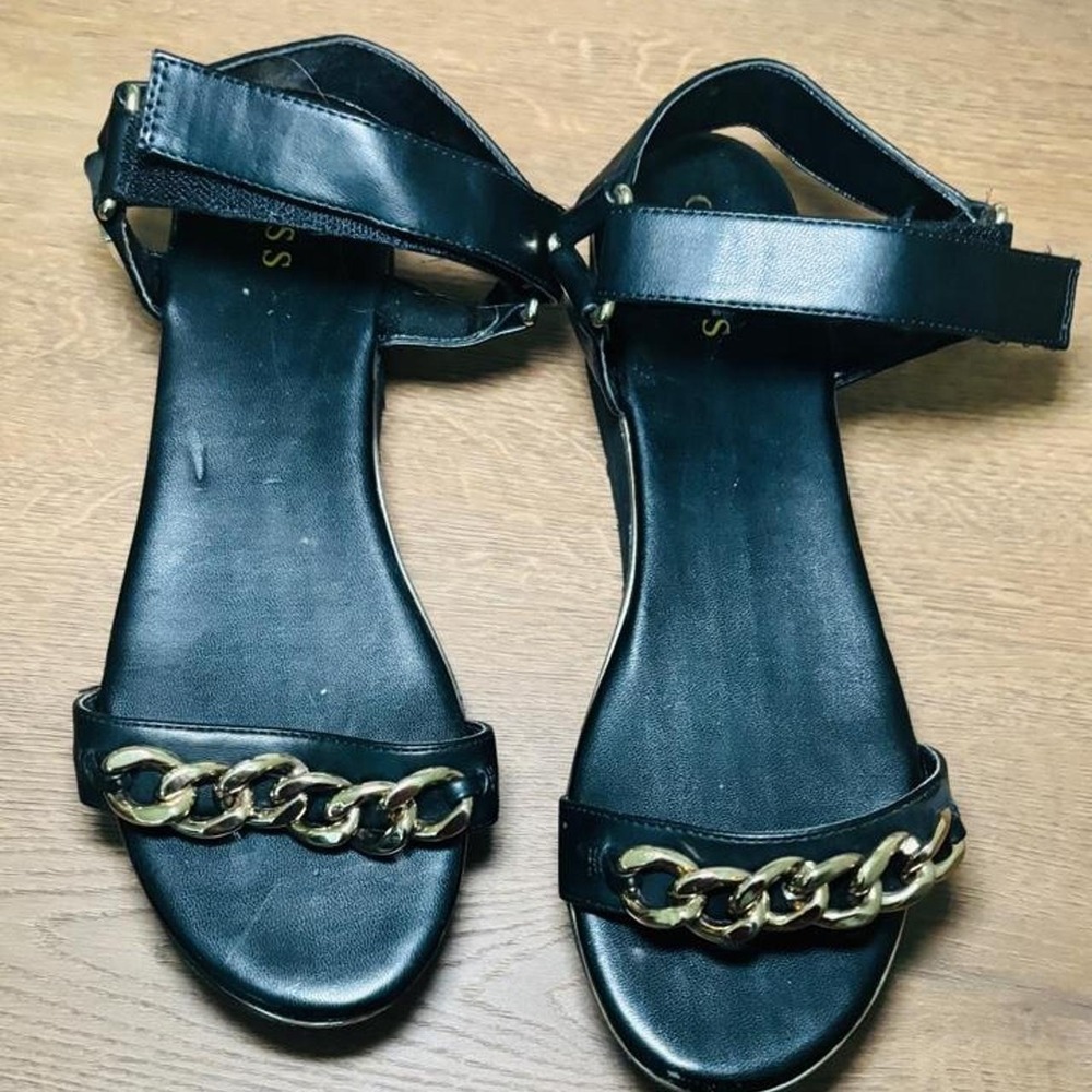 Guess Womens Black Leather Platform Sandals Gold Chain Detail Flatform Size 9.5